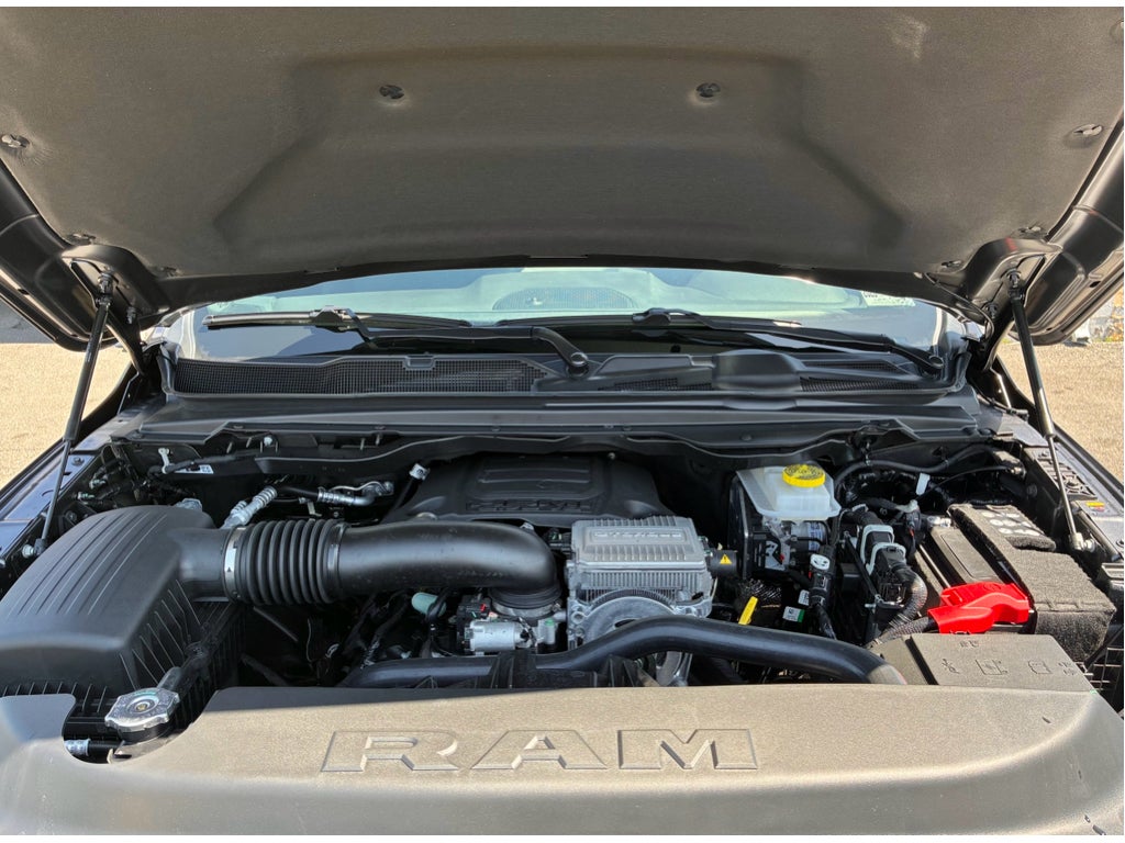 2026 RAM Ram 1500 EXPRESS CREW CAB 4X4 5'7' BOX