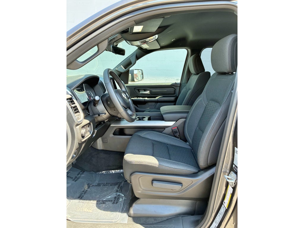 2026 RAM Ram 1500 EXPRESS CREW CAB 4X4 5'7' BOX