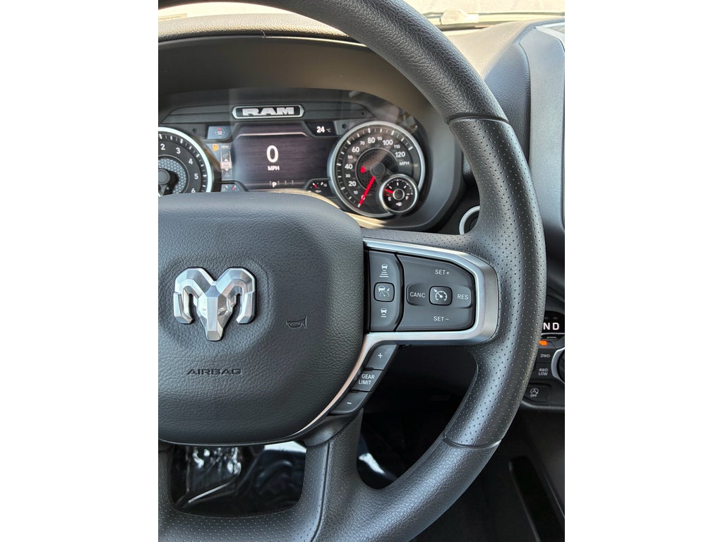 2026 RAM Ram 1500 EXPRESS CREW CAB 4X4 5'7' BOX