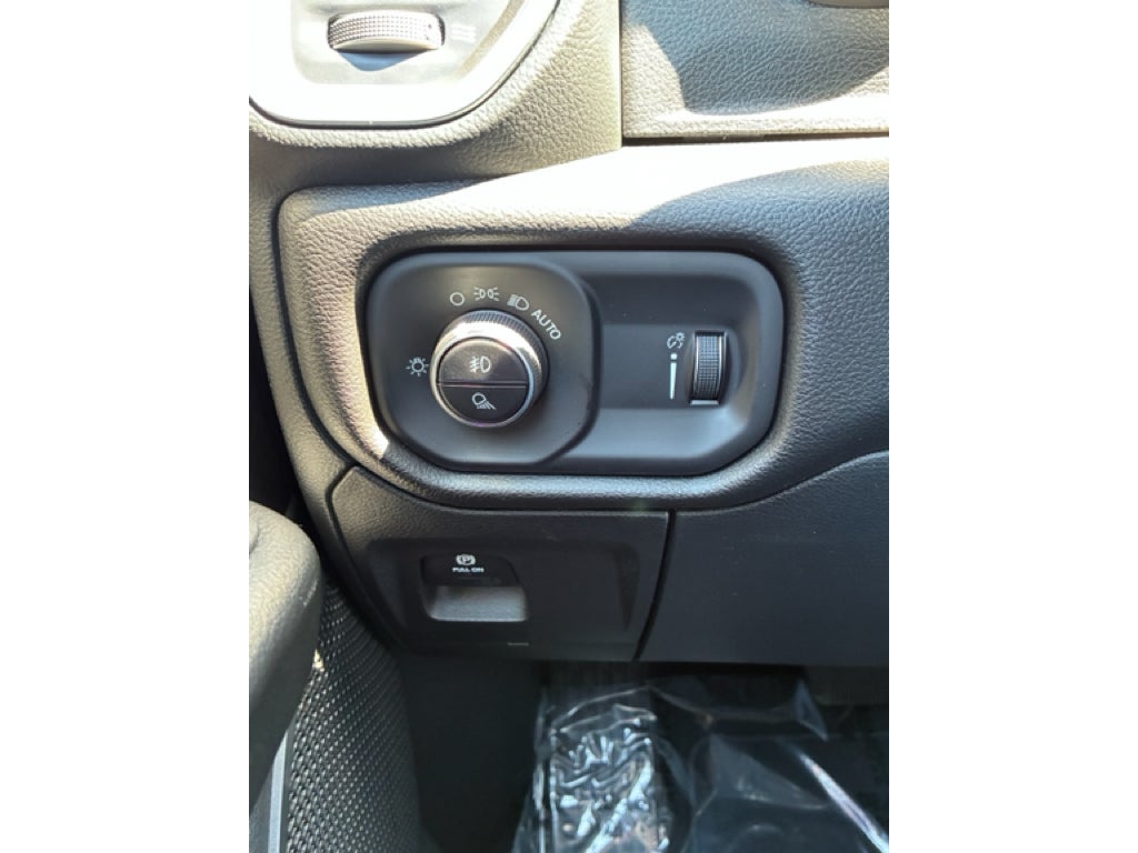2026 RAM Ram 1500 EXPRESS CREW CAB 4X4 5'7' BOX