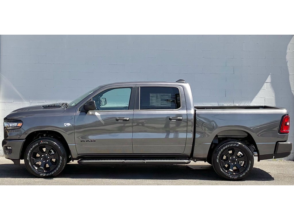 2026 RAM Ram 1500 EXPRESS CREW CAB 4X4 5'7' BOX