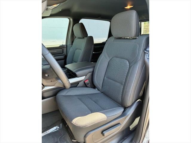 2026 RAM Ram 1500 EXPRESS CREW CAB 4X4 5'7' BOX