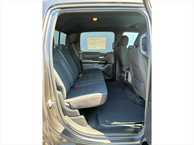 2026 RAM Ram 1500 EXPRESS CREW CAB 4X4 5'7' BOX