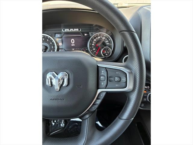 2026 RAM Ram 1500 EXPRESS CREW CAB 4X4 5'7' BOX
