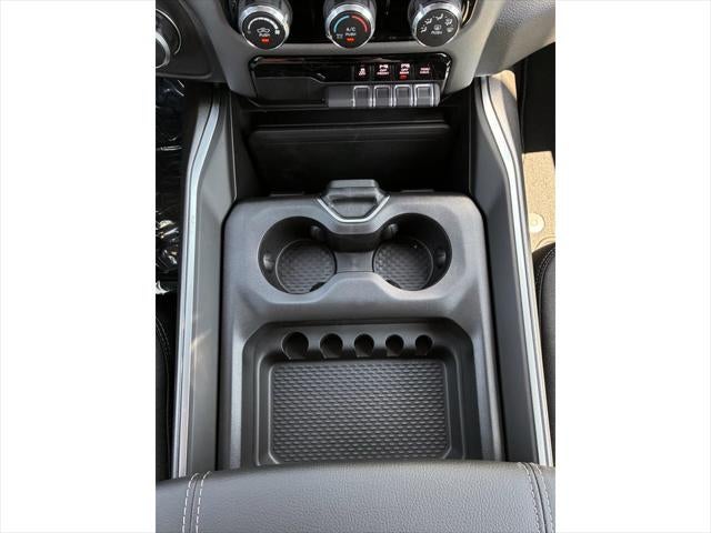 2026 RAM Ram 1500 EXPRESS CREW CAB 4X4 5'7' BOX