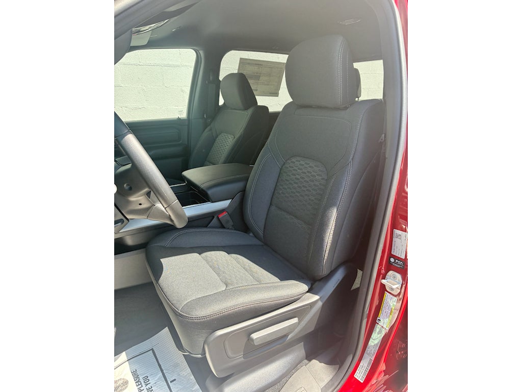 2026 RAM Ram 1500 EXPRESS CREW CAB 4X4 5'7' BOX