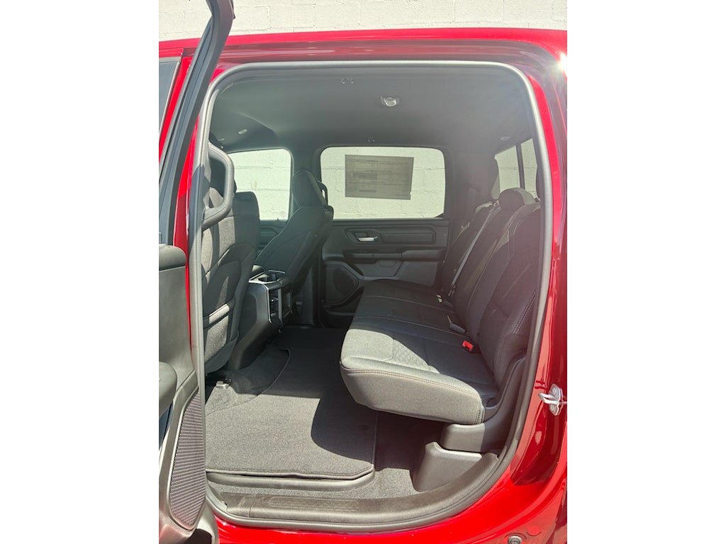 2026 RAM Ram 1500 EXPRESS CREW CAB 4X4 5'7' BOX