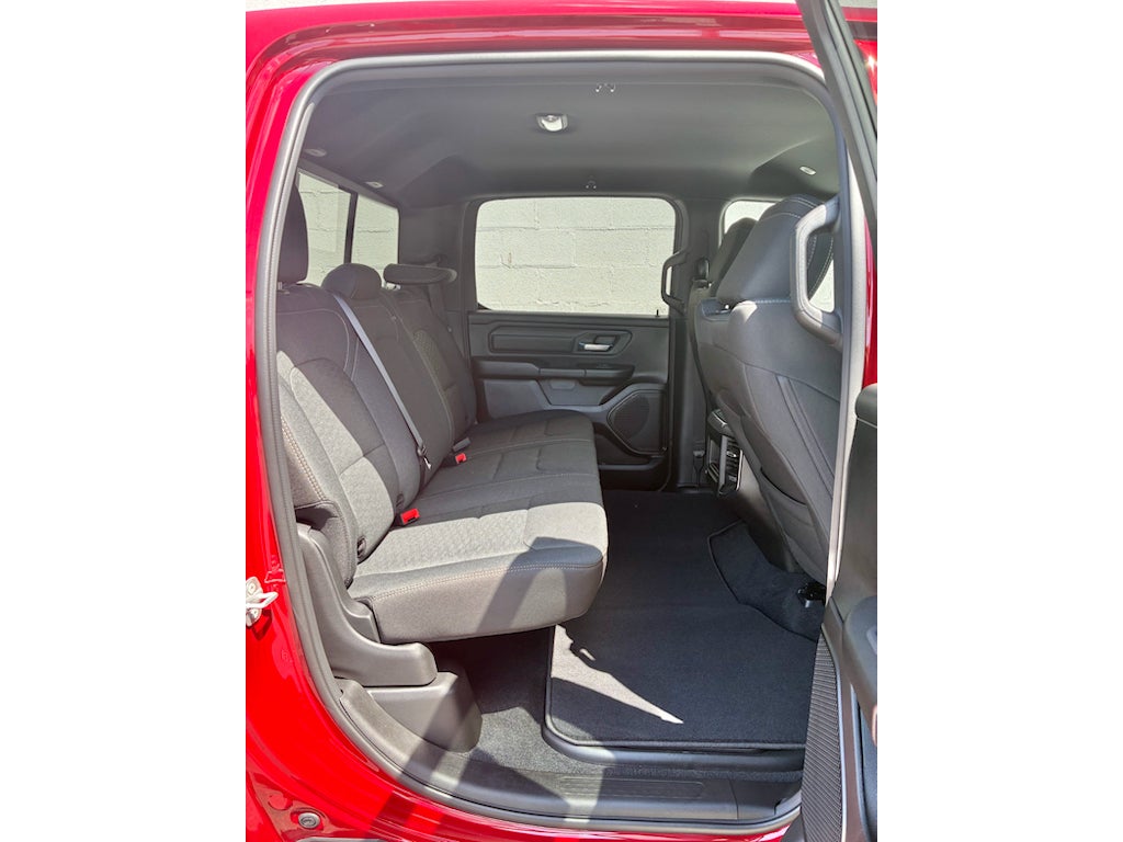 2026 RAM Ram 1500 EXPRESS CREW CAB 4X4 5'7' BOX