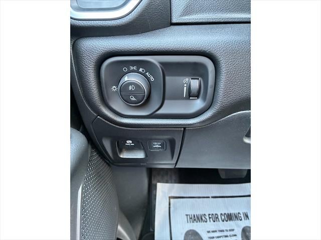 2026 RAM Ram 1500 EXPRESS CREW CAB 4X4 5'7' BOX