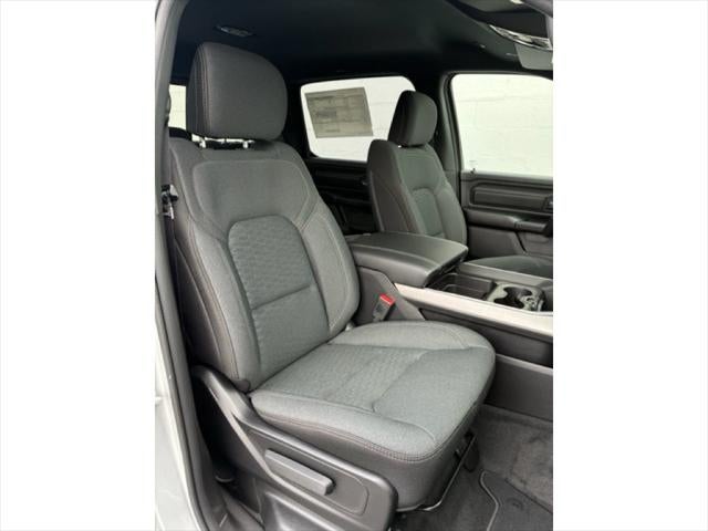 2026 RAM Ram 1500 EXPRESS CREW CAB 4X4 5'7' BOX