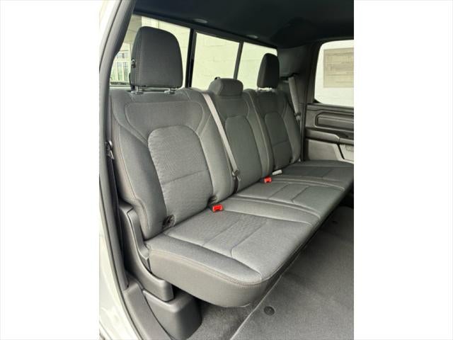 2026 RAM Ram 1500 EXPRESS CREW CAB 4X4 5'7' BOX