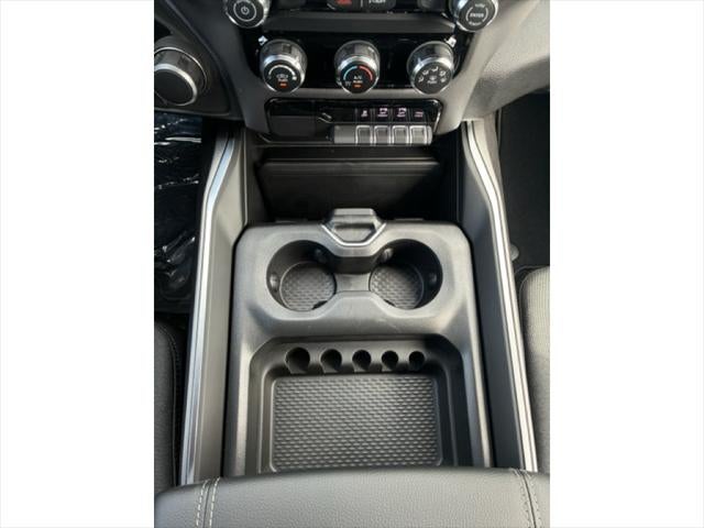 2026 RAM Ram 1500 EXPRESS CREW CAB 4X4 5'7' BOX