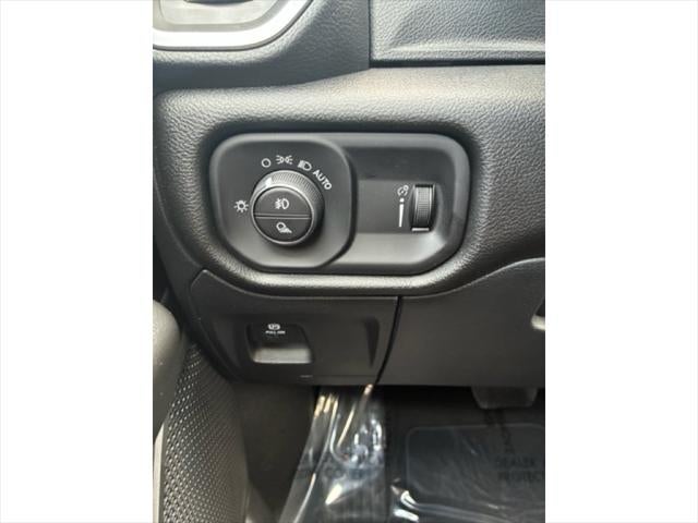 2026 RAM Ram 1500 EXPRESS CREW CAB 4X4 5'7' BOX