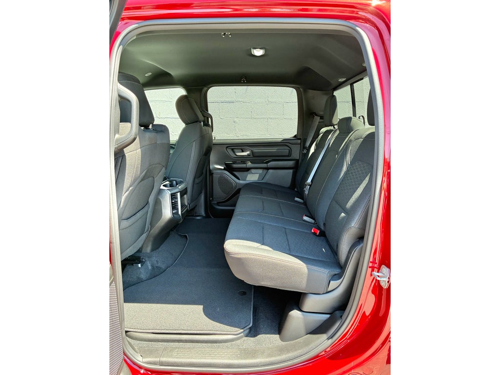 2026 RAM Ram 1500 EXPRESS CREW CAB 4X4 5'7' BOX