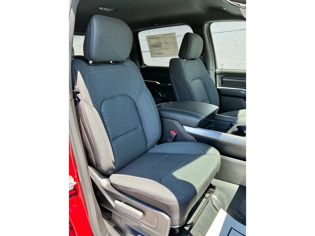 2026 RAM Ram 1500 EXPRESS CREW CAB 4X4 5'7' BOX