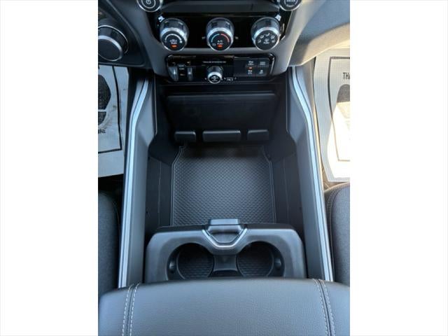 2026 RAM Ram 1500 EXPRESS CREW CAB 4X4 5'7' BOX