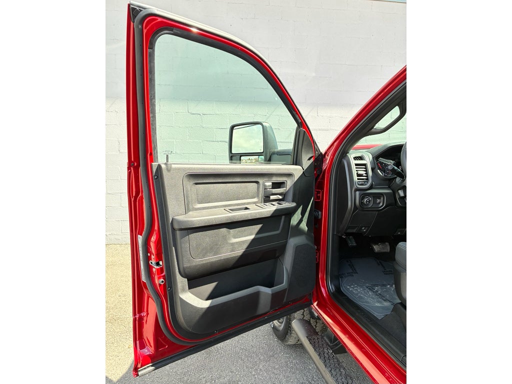 2026 RAM Ram 2500 RAM 2500 BLACK EXPRESS CREW CAB 4X4 6'4' BOX