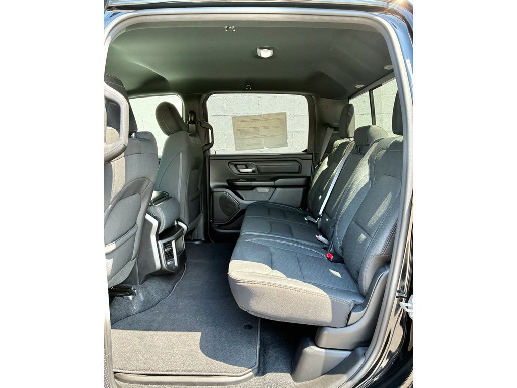 2026 RAM Ram 1500 EXPRESS CREW CAB 4X4 5'7' BOX