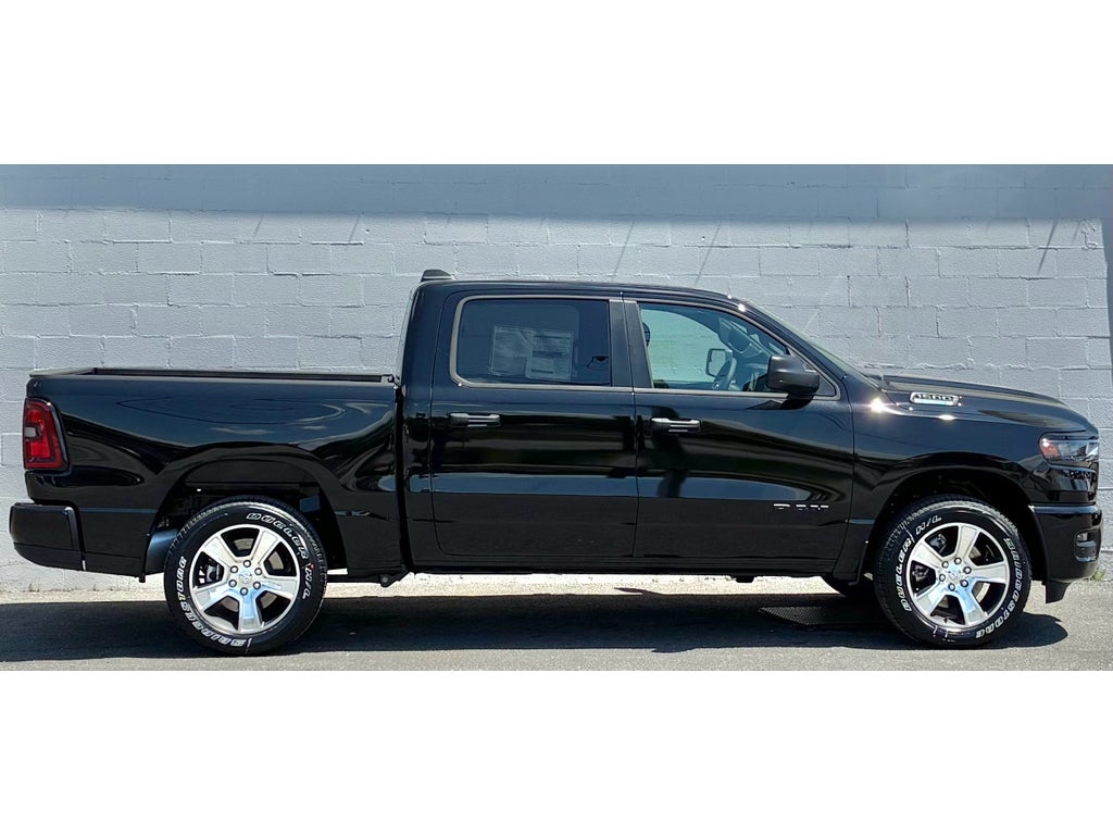 2026 RAM Ram 1500 EXPRESS CREW CAB 4X4 5'7' BOX