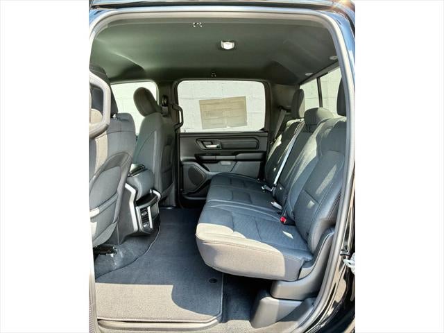 2026 RAM Ram 1500 EXPRESS CREW CAB 4X4 5'7' BOX