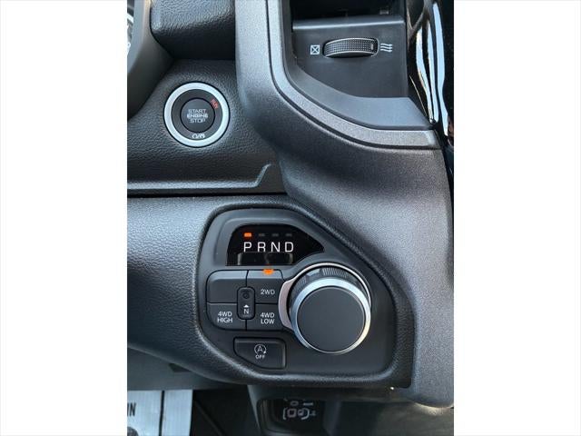 2026 RAM Ram 1500 EXPRESS CREW CAB 4X4 5'7' BOX