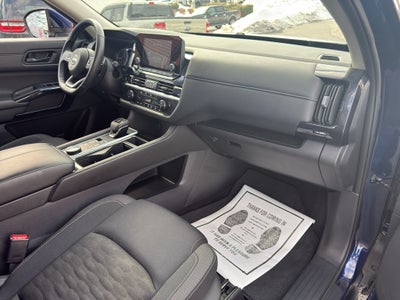 2025 Nissan Pathfinder SV