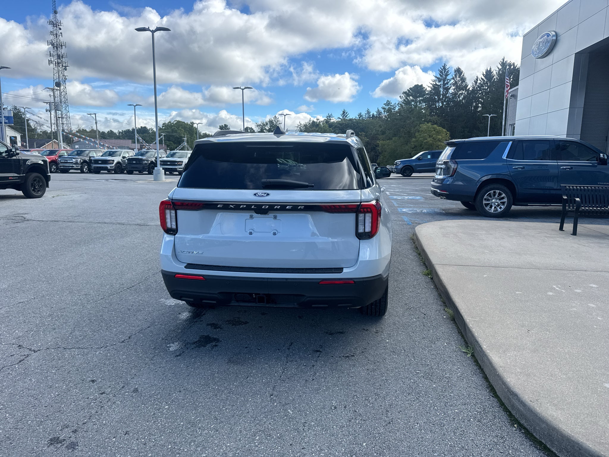 2027 Ford Explorer Active w/200A Pkg