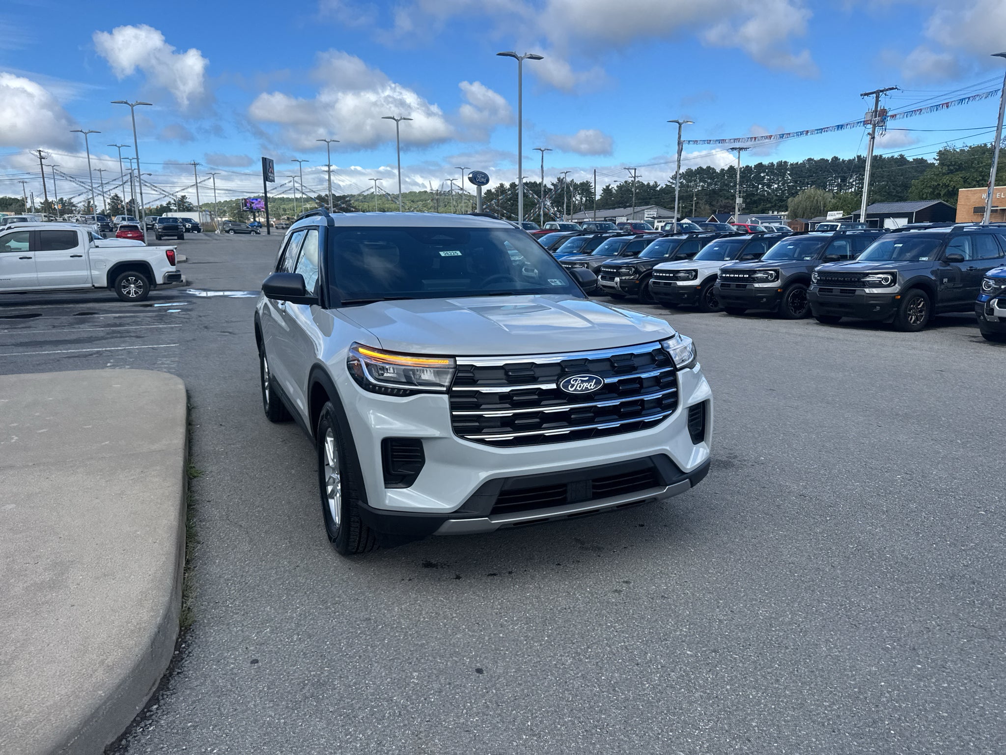 2027 Ford Explorer Active w/200A Pkg