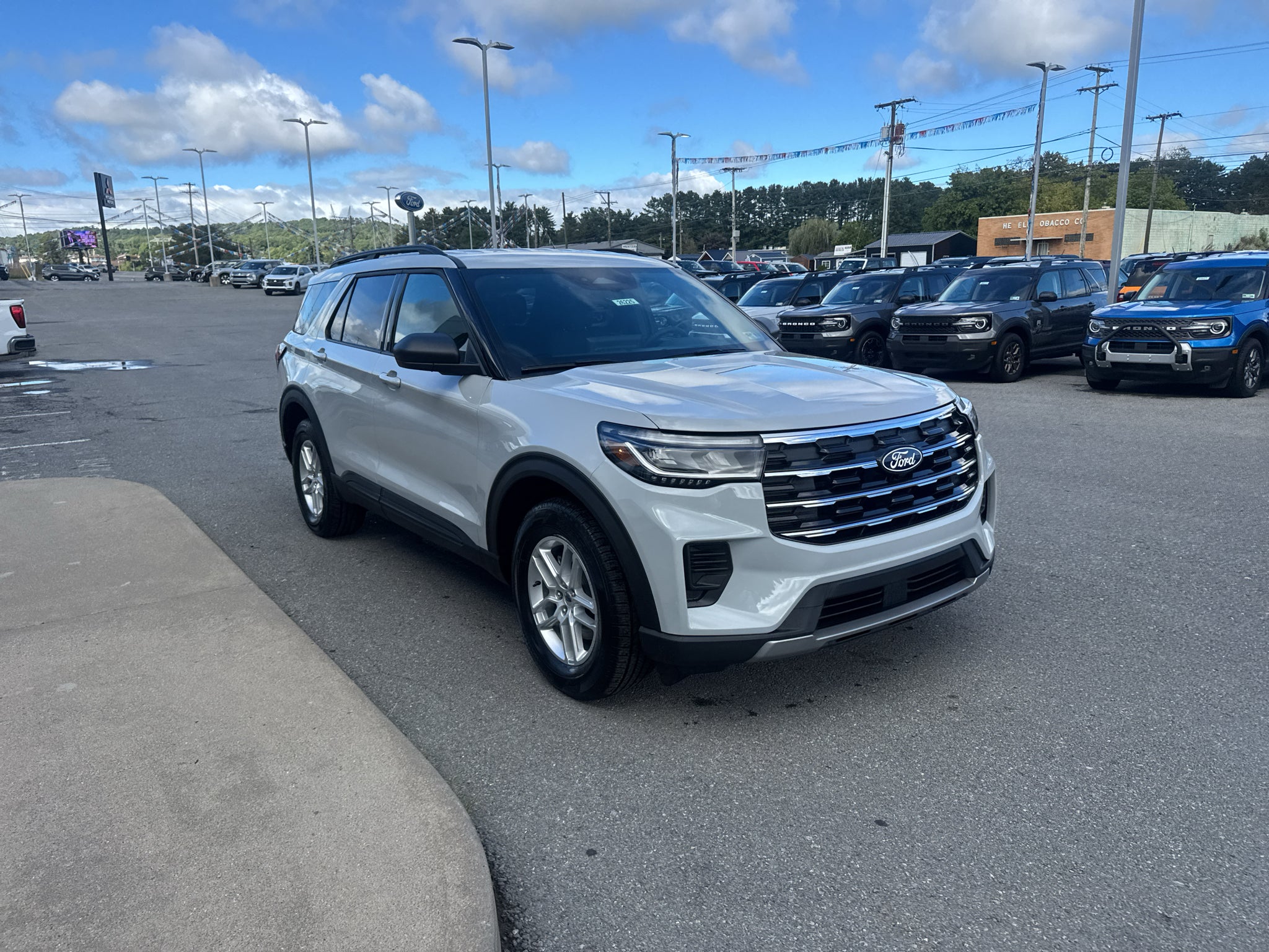 2027 Ford Explorer Active w/200A Pkg