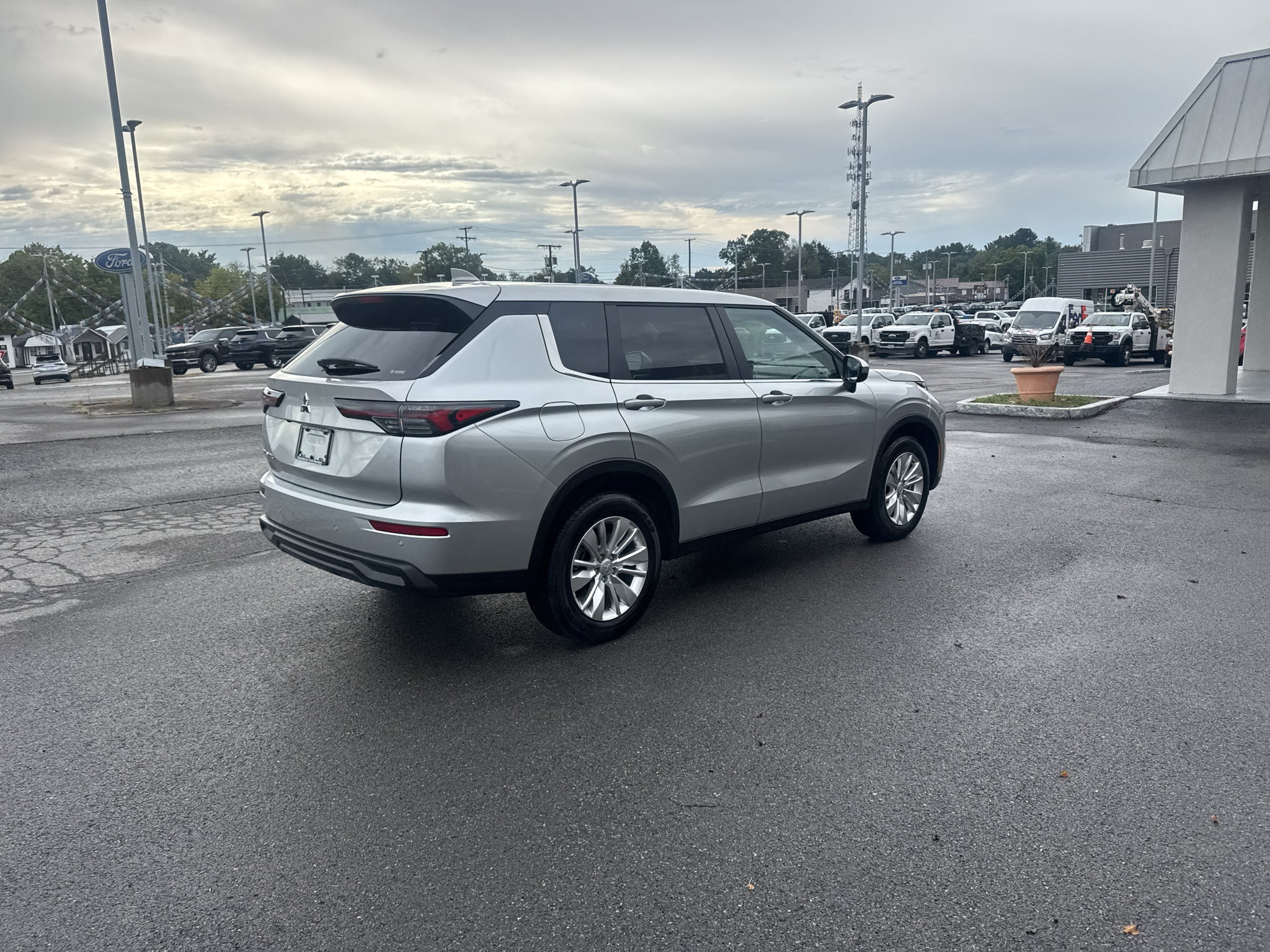2026 Mitsubishi Outlander ES