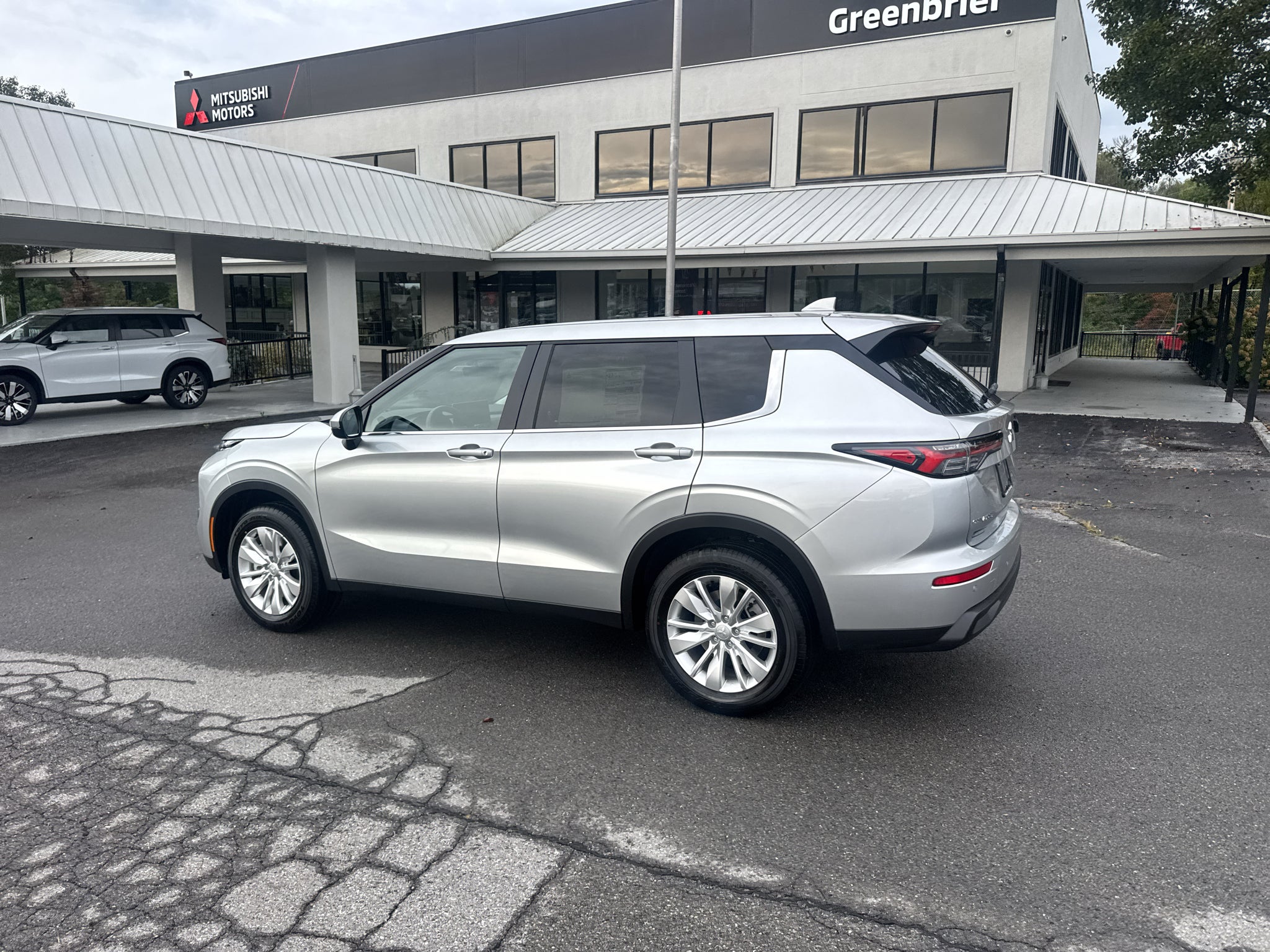 2026 Mitsubishi Outlander ES