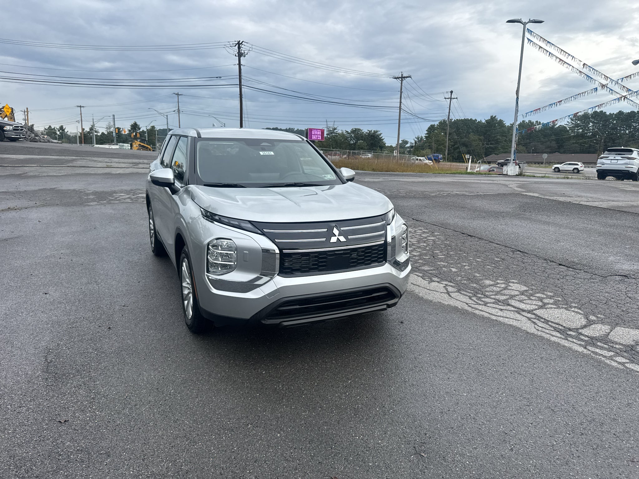 2026 Mitsubishi Outlander ES