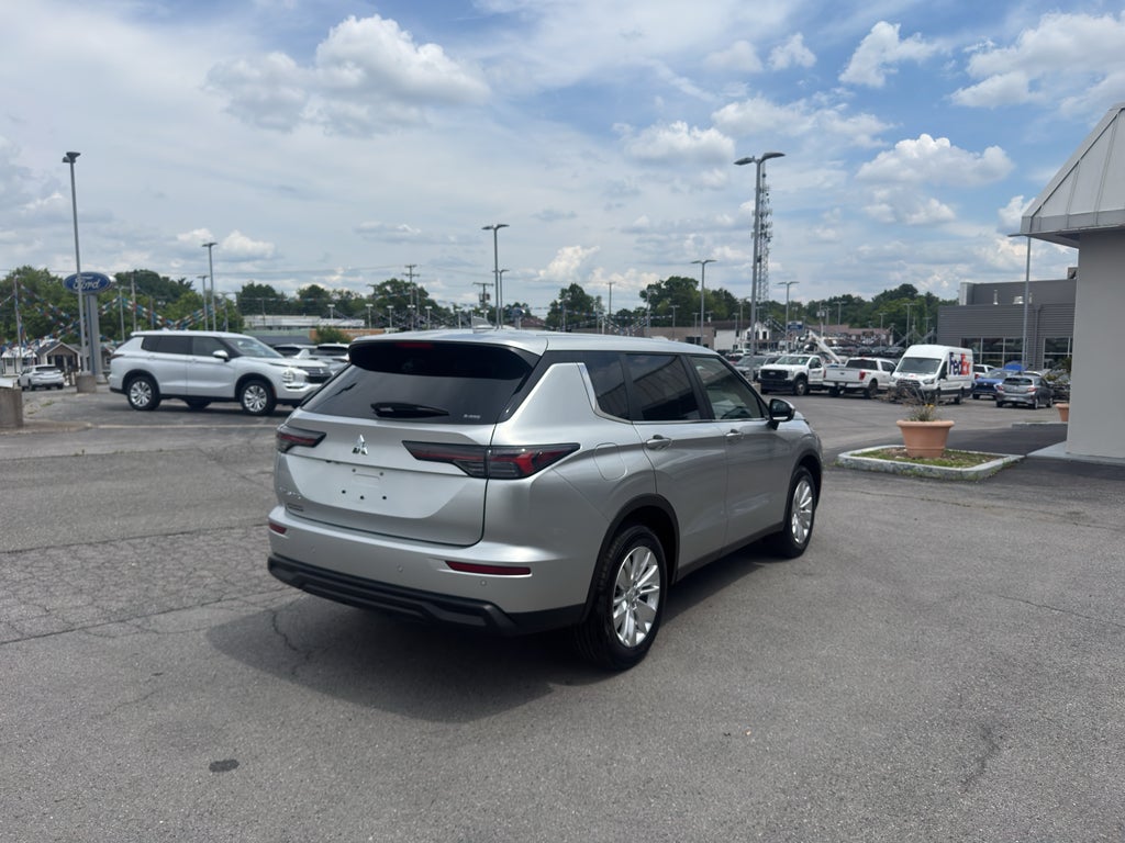 2026 Mitsubishi Outlander ES
