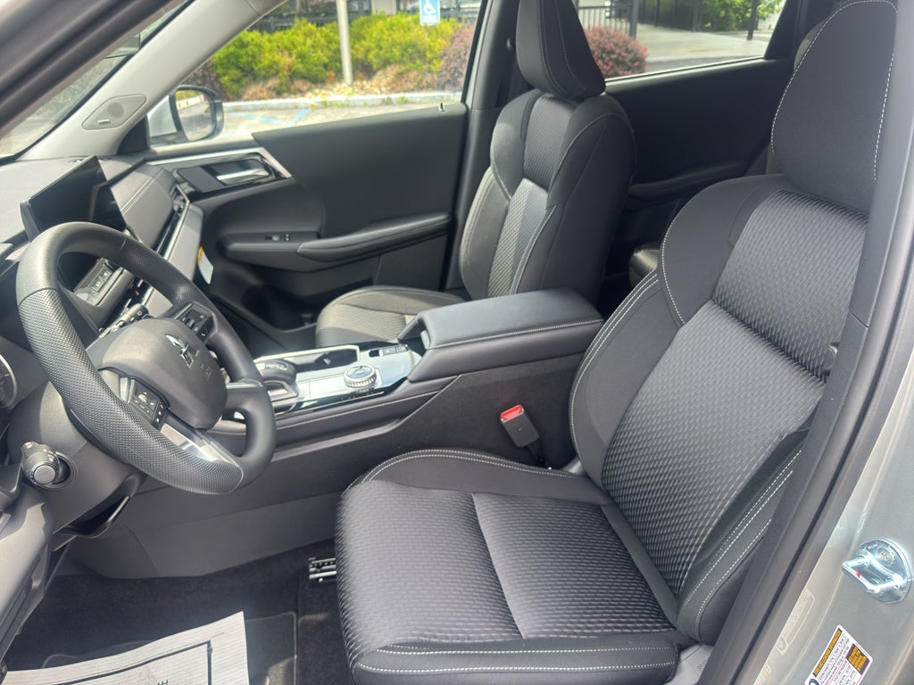 2026 Mitsubishi Outlander ES