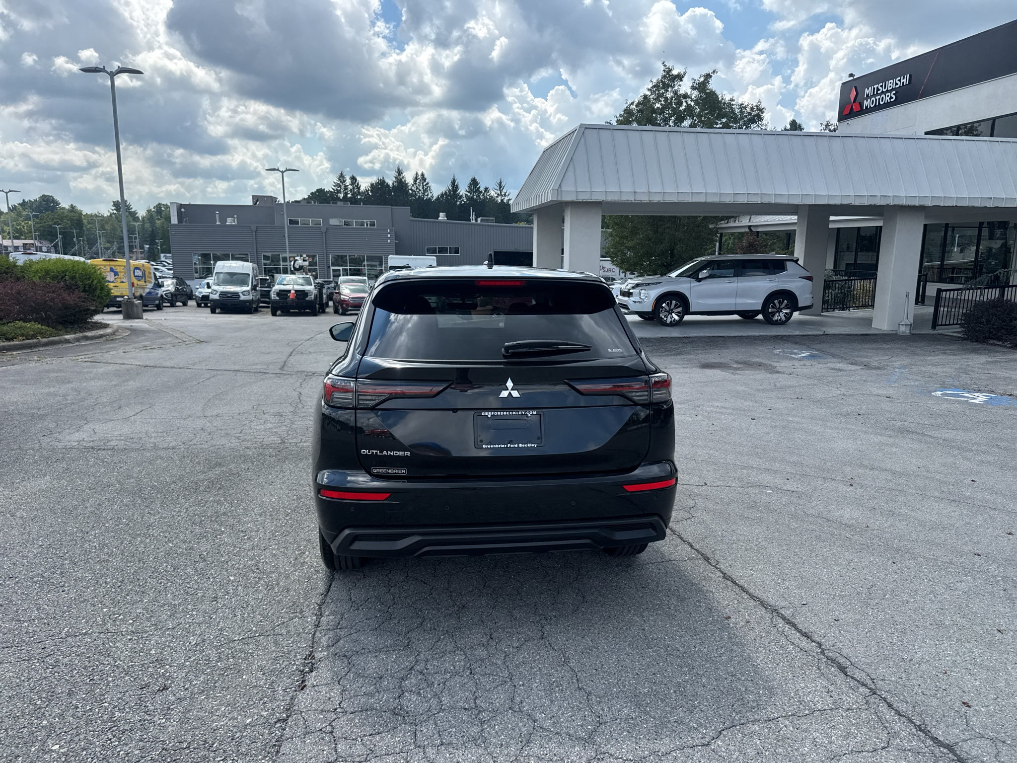 2026 Mitsubishi Outlander ES